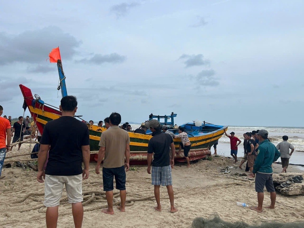 Tàu cá đầu tiên được đưa lên bờ thành công (Ảnh: CACC)