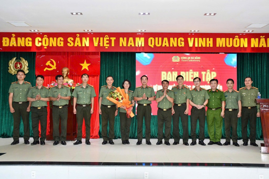 Lãnh đạo Công an thành phố tặng hoa chúc mừng các biên tập viên của 