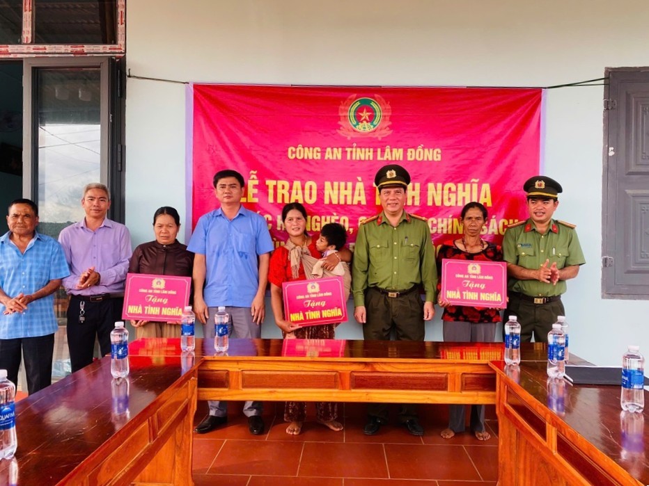 Những mái ấm giữa đại ngàn chính là nguồn động viên rất lớn để người dân vươn lên thoát nghèo (Ảnh: CALĐ)