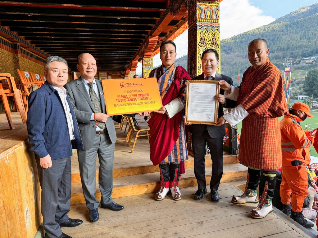 Lãnh đạo T&amp;T Group trao 10 suất học bổng toàn phần cho sinh viên Bhutan theo học tại ĐH Y Hà Nội.