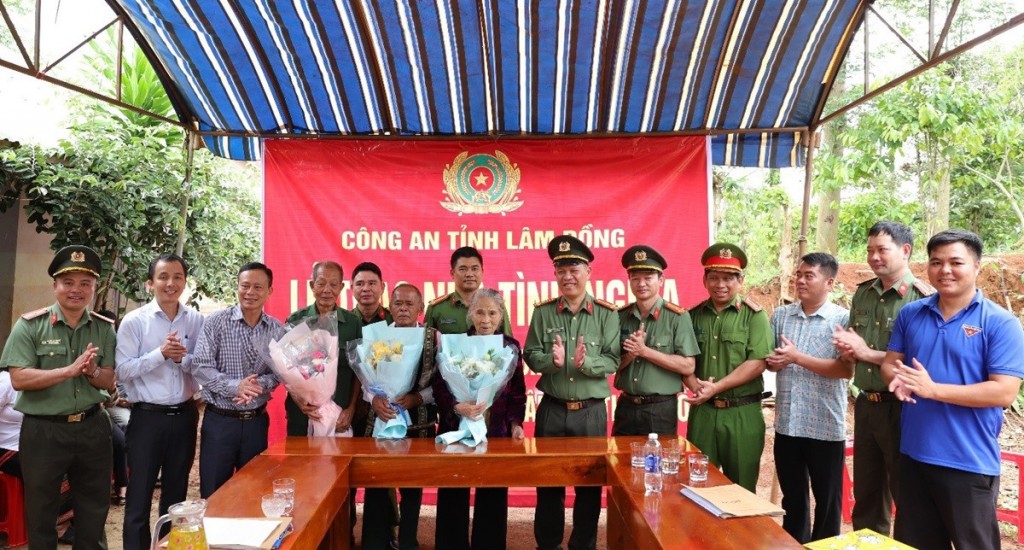 Công an tỉnh Lâm Đồng bàn giao nhà tình nghĩa cho người nghèo tại xã các biên giới (Ảnh: CALĐ)