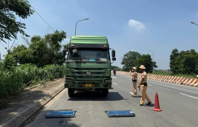 Mạnh tay xử lý những “hung thần" gây ô nhiễm đường phố Hà Nội