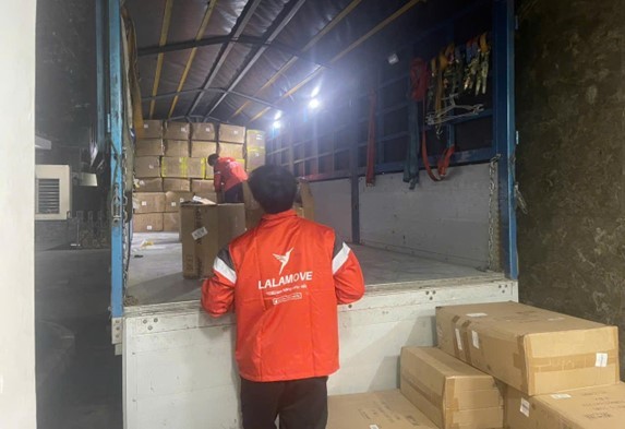 Nhiều mặt hàng cứu trợ được vận chuyển ngay trong đêm