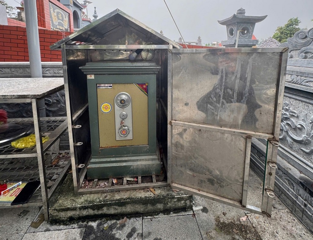 Két sắt tại đền, chùa bị các đối tượng phá hỏng Két sắt tại đền, chùa bị các đối tượng phá hỏng