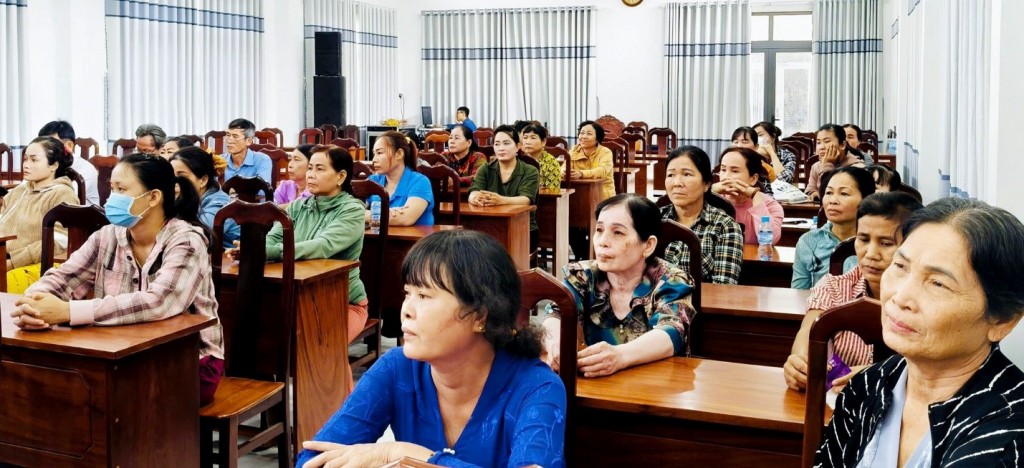 Mỗi chị em phụ nữ tham gia chương trình “Trao quyền cho phụ nữ” được hỗ trợ vốn vay trong thời hạn 12 tháng để đầu tư vào buôn bán nhỏ, chăn nuôi hoặc phương tiện sinh kế...