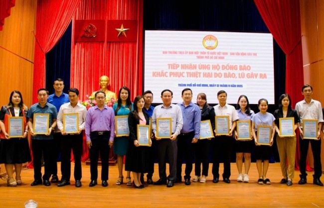 Doanh nghiệp TP Hồ Chí Minh ủng hộ đồng bào vùng lũ hơn 4 tỷ đồng