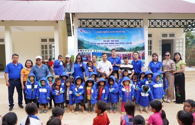 Vietravel tiếp tục hành trình sẻ chia yêu thương đến các em nhỏ vùng cao Mộc Châu