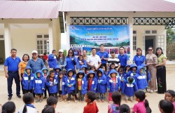 Vietravel tiếp tục hành trình sẻ chia yêu thương đến các em nhỏ vùng cao Mộc Châu