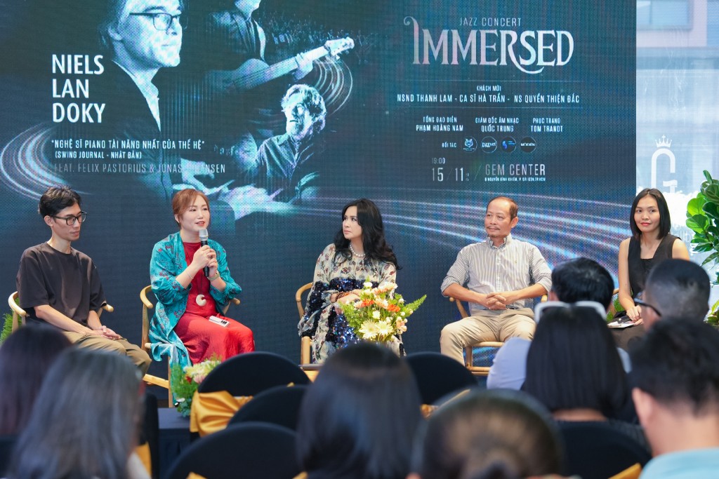   Từ trái sang phải: NTK Tom Trandt, bà Lưu Bảo Hương – Chủ tịch GG Corporation, trưởng ban tổ chức, NSND Thanh Lam, ông Phạm Hoàng Nam – Tổng đạo diễn chương trình cùng tham gia buổi họp báo công bố dự án và giới thiệu đêm nhạc. Nguồn: GG Corporation 