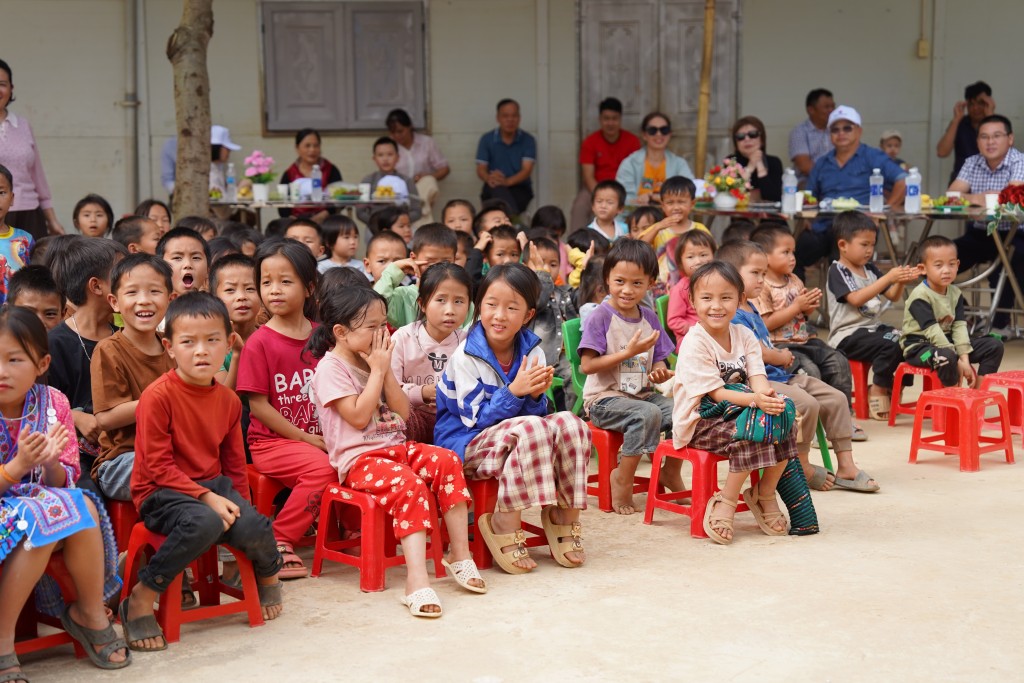Đoàn khách giao lưu cùng các em nhỏ