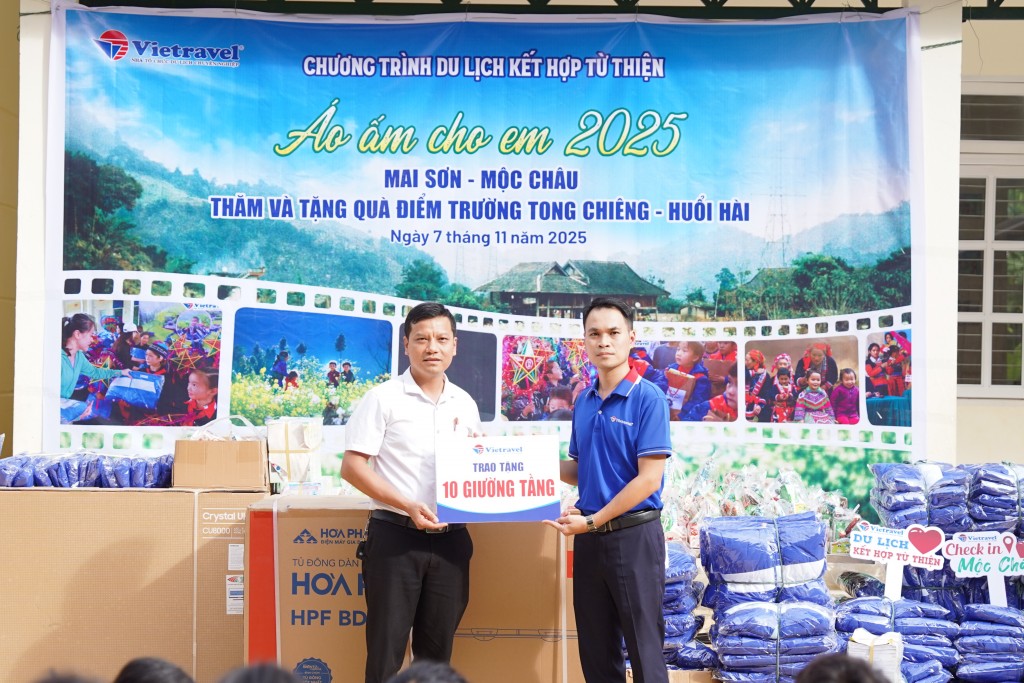 Thầy Nguyễn Hữu Dũng - Hiệu trưởng nhà trường đại diện nhận các phần quà