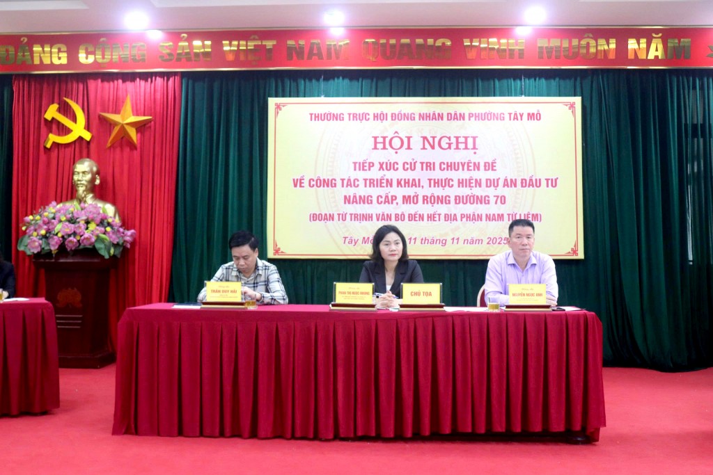 Các đồng chí lãnh đạo HĐND, UBND, Uỷ ban MTTQ Việt Nam phường Tây Mỗ điều hành hội nghị tiếp xúc cử tri