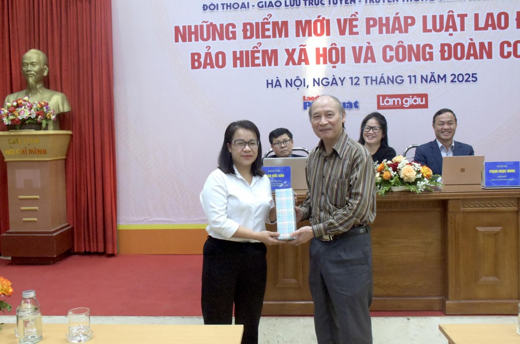 Phó Chủ tịch Thường trực Hội nhà báo thành phố Hà Nội tặng quà NLĐ