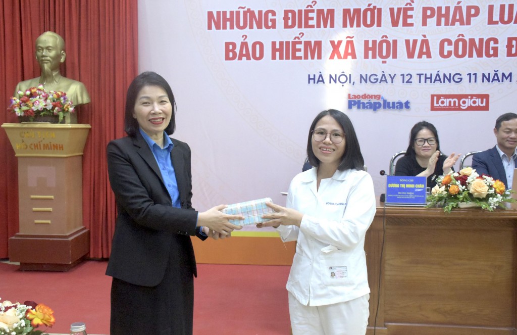 Chủ tịch Công đoàn phường Phúc Lợi Cao Thanh Huyền tặng quà NLĐ