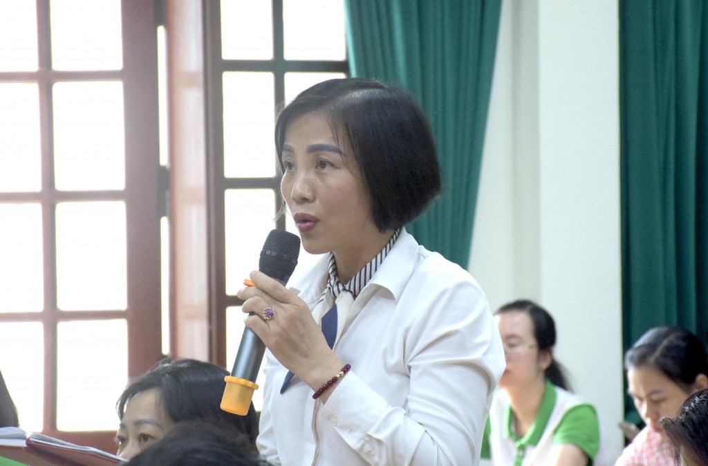 Chị Trương Thị Hoa, nêu câu hỏi với chuyên gia