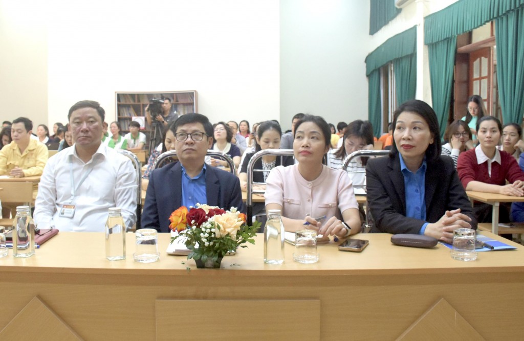 Các đại biểu tham dự buổi Đối thoại, giao lưu trực tuyến với người lao động