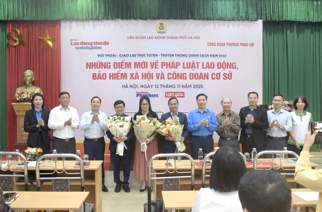 Ban tổ chức tặng hoa chuyên gia buổi Đối thoại, giao lưu