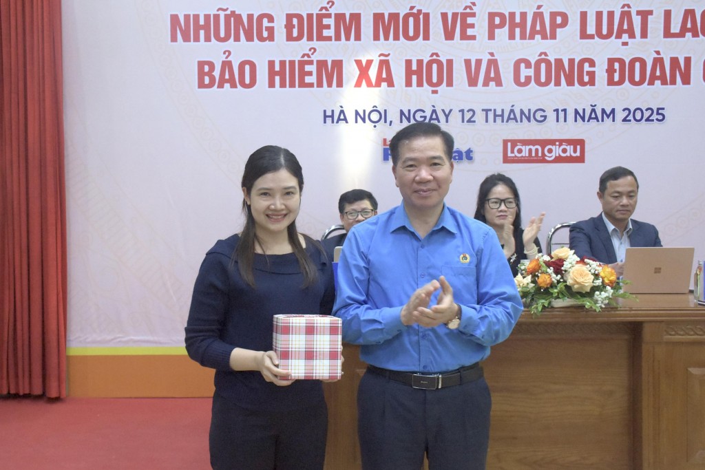 Phó Chủ tịch LĐLĐ Thành phố Nguyễn Huy Khánh tặng quà NLĐ