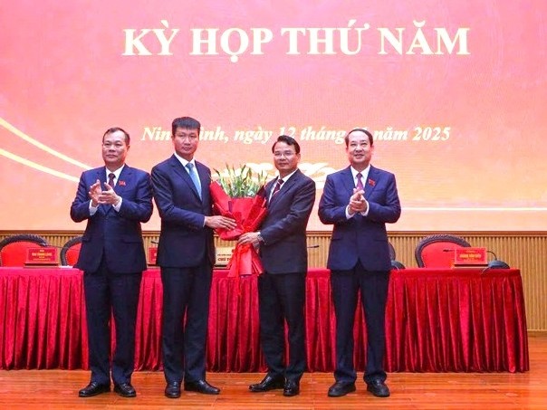 Ông Trần Huy Tuấn làm Chủ tịch UBND tỉnh Ninh Bình