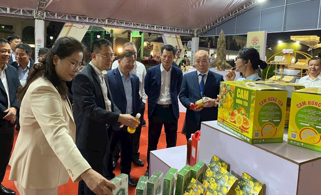 Các vị đại biểu tham quan gian hàng trưng bày sản phẩm đặc sản đến từ các vùng miền trên toàn quốc