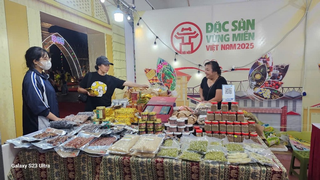 Những đặc sản hấp dẫn thu hút đông đảo người dân tham quan, mua sắm và thưởng thức