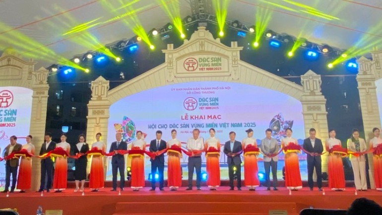 Các vị đại biểu cắt băng khai mạc 