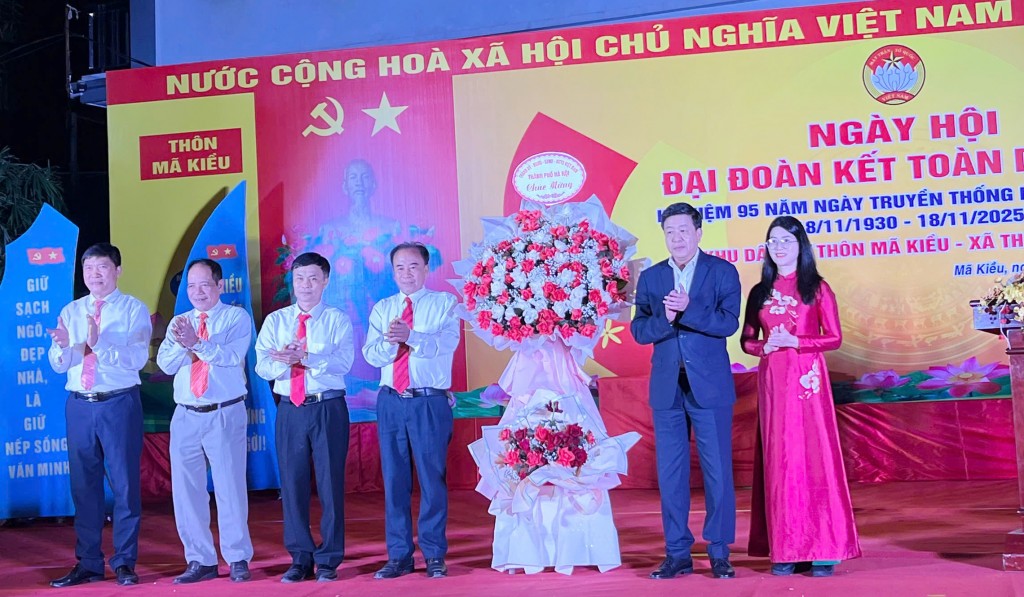 Phó Chủ tịch Thường trực UBND TP Dương Đức Tuấn tặng hoa, quà cho Nhân dân và cán bộ thôn Mã Kiều, xã Thanh Oai.