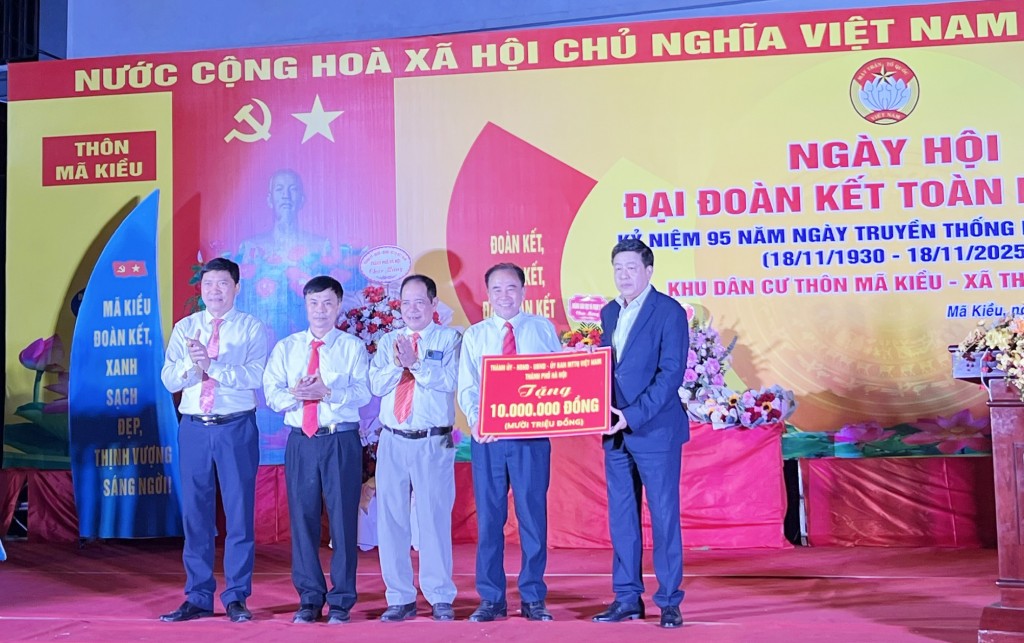 Phó Chủ tịch Thường trực UBND TP Dương Đức Tuấn tặng hoa, quà cho Nhân dân và cán bộ thôn Mã Kiều, xã Thanh Oai.