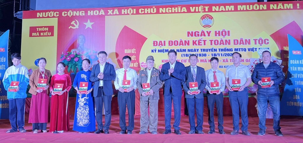 Phó Chủ tịch Thường trực UBND TP Dương Đức Tuấn và Bí thư Đảng ủy xã Thanh Oai Bùi Hoàng Phan tặng thưởng cho 10 cá nhân tiêu biểu.