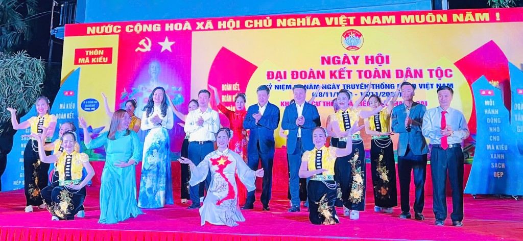 Phó Chủ tịch Thường trực UBND TP Dương Đức Tuấn chung vui cùng Nhân dân thôn Mã Kiều, xã Thanh Oai tại ngày hội. 