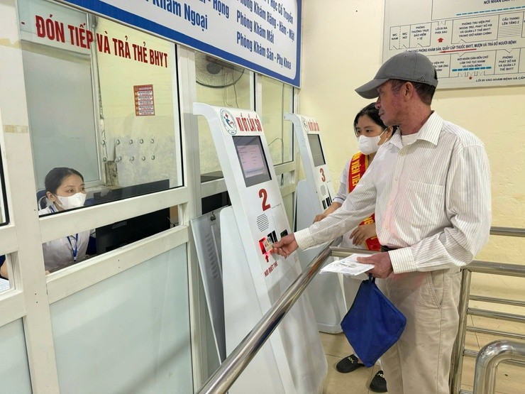 Người dân Hà Nội dùng căn cước công dân gắn chip thay thẻ bảo hiểm y tế thuận tiện khi đi khám chữa bệnh Người dân Hà Nội dùng căn cước công dân gắn chip thay thẻ bảo hiểm y tế thuận tiện khi đi khám chữa bệnh