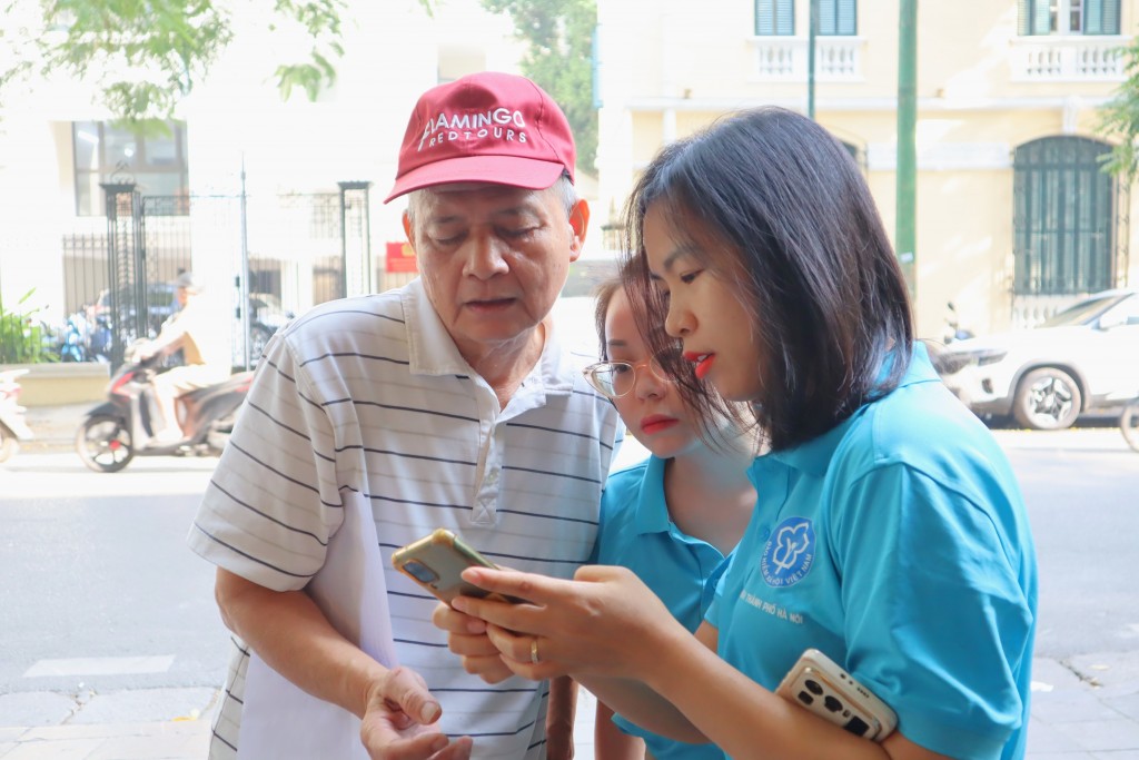Cán bộ BHXH cơ sở Hoàn Kiếm hướng dẫn người cao tuổi sử dụng thẻ BHYT điện tử. Cán bộ BHXH cơ sở Hoàn Kiếm hướng dẫn người cao tuổi sử dụng thẻ BHYT điện tử.