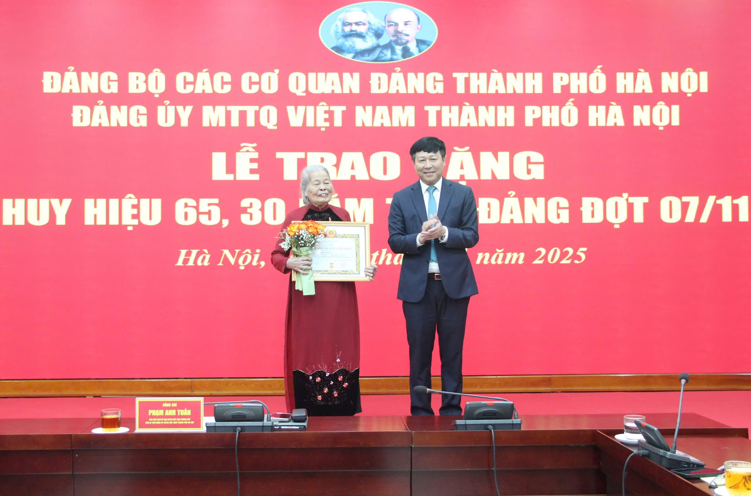 Trao tặng Huy hiệu 65, 30 năm tuổi Đảng cho các đảng viên Trao tặng Huy hiệu 65, 30 năm tuổi Đảng cho các đảng viên