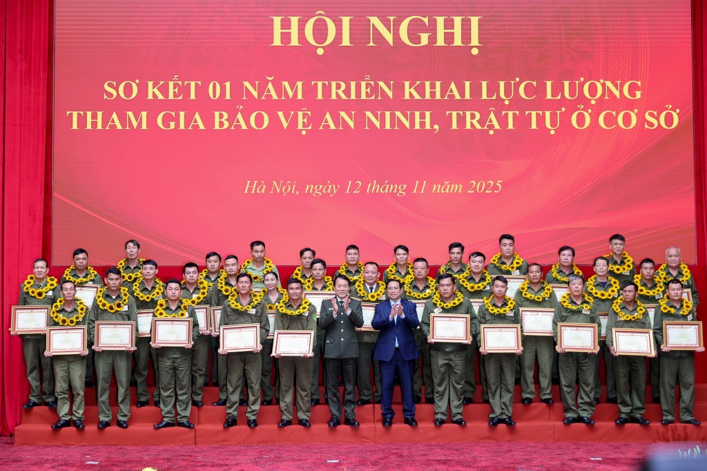 Thủ tướng Phạm Minh Chính, Đại tướng Lương Tam Quang chúc mừng các tập thể, cá nhân có nhiều thành tích trong công tác bảo vệ an ninh, trật tự ở cơ sở - Ảnh: VGP/Nhật Bắc Thủ tướng Phạm Minh Chính, Đại tướng Lương Tam Quang chúc mừng các tập thể, cá nhân có nhiều thành tích trong công tác bảo vệ an ninh, trật tự ở cơ sở - Ảnh: VGP/Nhật Bắc