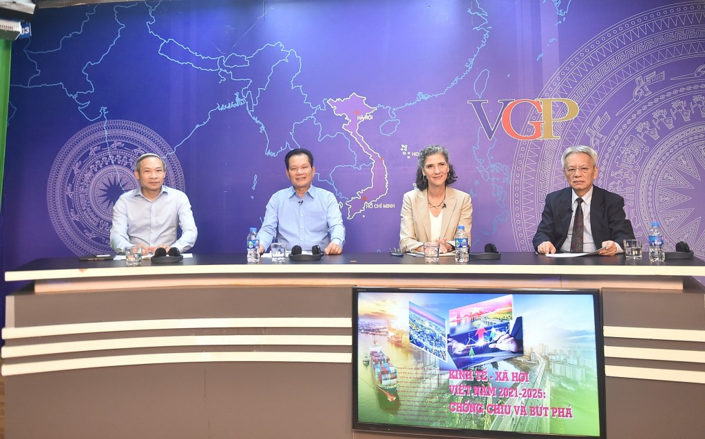 Khách mời tham dự tọa đàm (từ trái sang phải): Đại biểu Quốc hội Phan Đức Hiếu, Ủy viên Ủy ban Kinh tế và Ngân sách của Quốc hội; TS. Bùi Sỹ Lợi, nguyên Phó Chủ nhiệm Ủy ban Văn hóa và Xã hội của Quốc hội; Trưởng Đại diện thường trú Chương trình Phát triển Liên Hợp Quốc (UNDP) tại Việt Nam, bà Ramla Khalidi; Nguyễn Sĩ Dũng, nguyên Phó Chủ nhiệm Văn phòng Quốc hội - Ảnh: VGP/Giang Thanh Khách mời tham dự tọa đàm (từ trái sang phải): Đại biểu Quốc hội Phan Đức Hiếu, Ủy viên Ủy ban Kinh tế và Ngân sách của Quốc hội; TS. Bùi Sỹ Lợi, nguyên Phó Chủ nhiệm Ủy ban Văn hóa và Xã hội của Quốc hội; Trưởng Đại diện thường trú Chương trình Phát triển Liên Hợp Quốc (UNDP) tại Việt Nam, bà Ramla Khalidi; Nguyễn Sĩ Dũng, nguyên Phó Chủ nhiệm Văn phòng Quốc hội - Ảnh: VGP/Giang Thanh