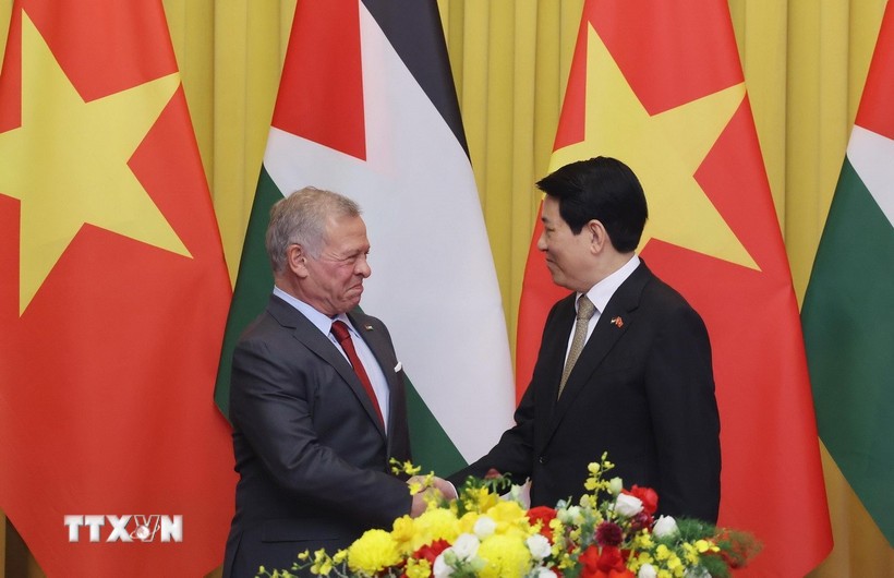 Chủ tịch nước Lương Cường và Quốc vương Jordan Abdullah II Ibn Al Hussein chụp ảnh chung trước hội đàm. (Ảnh: Lâm Khánh/TTXVN)