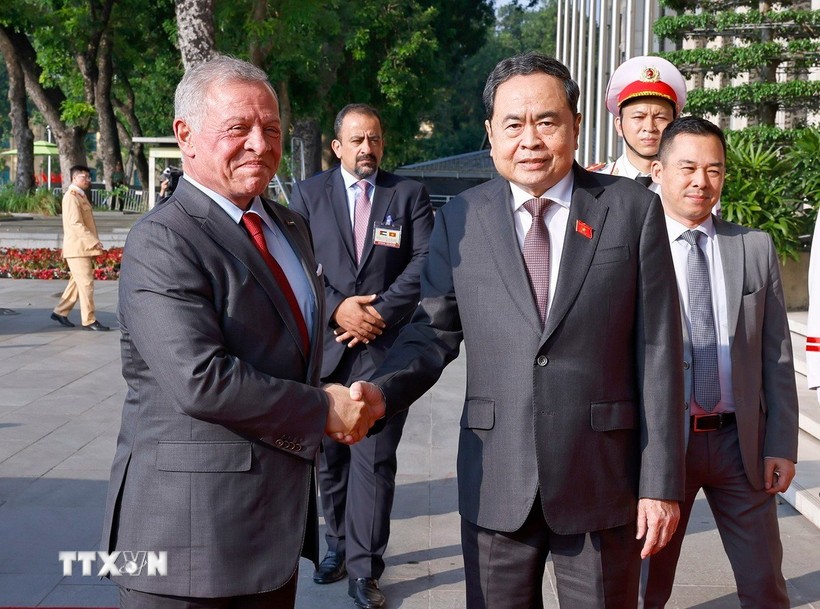 Chủ tịch Quốc hội Trần Thanh Mẫn đón Quốc vương Jordan Abdullah II Ibn Al Hussein. (Ảnh:Doãn Tấn/TTXVN)