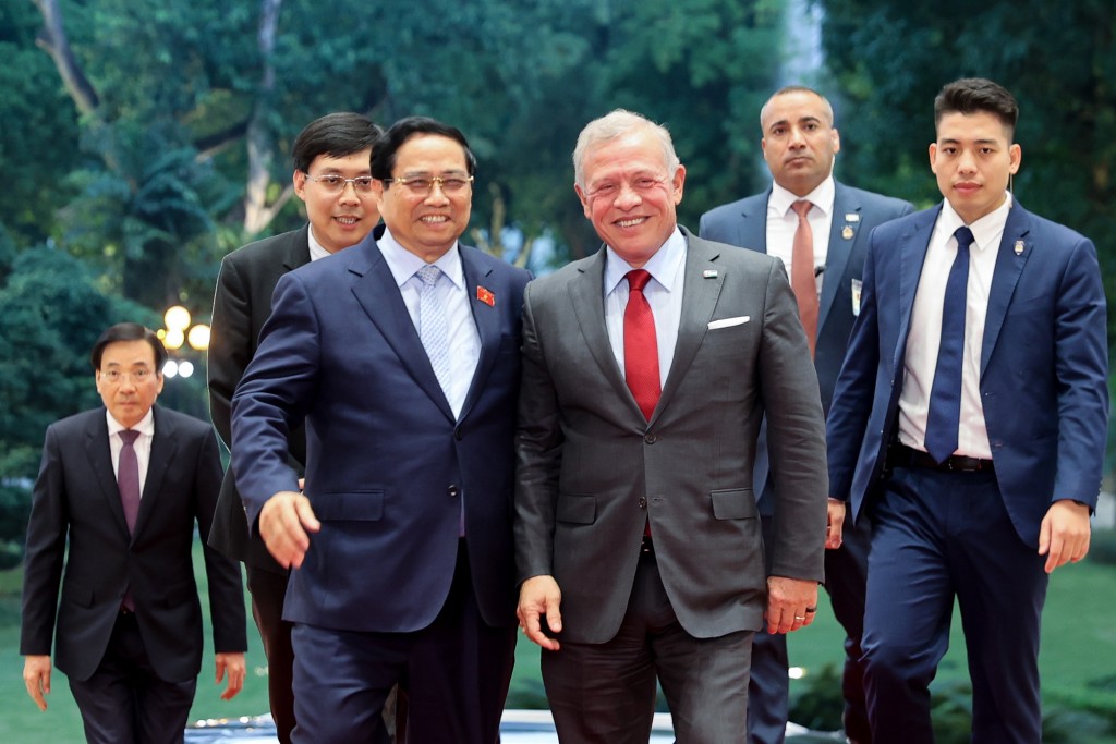 Thủ tướng Chính phủ Phạm Minh Chính nhiệt liệt chào mừng Quốc vương Abdullah II Ibn Al-Hussein thăm chính thức Việt Nam - Ảnh: VGP/Nhật Bắc