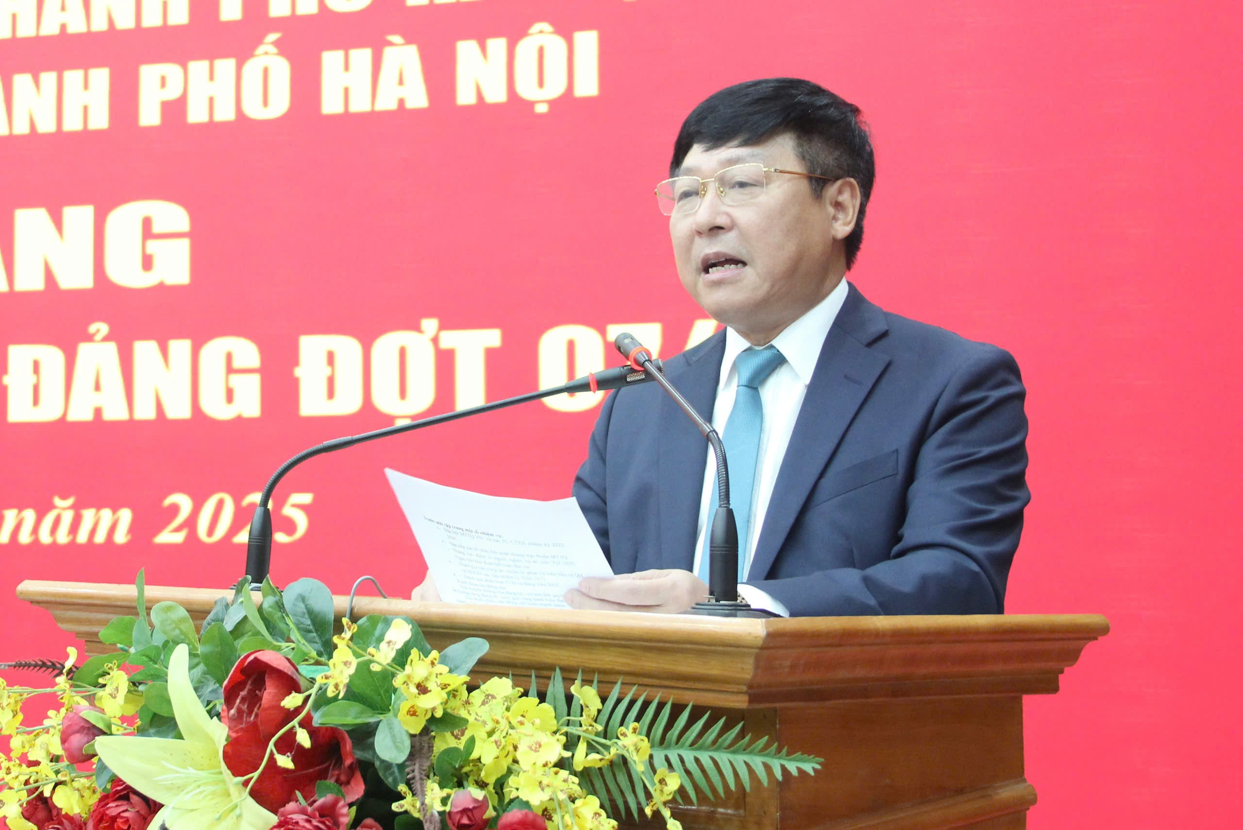 Trao tặng Huy hiệu 65, 30 năm tuổi Đảng cho các đảng viên Trao tặng Huy hiệu 65, 30 năm tuổi Đảng cho các đảng viên