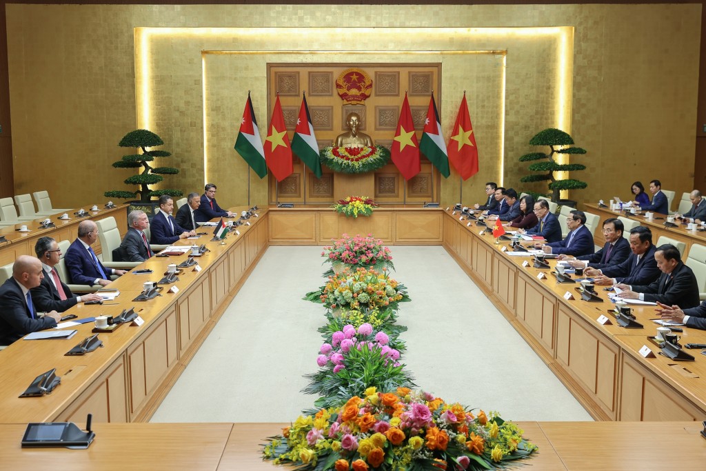 Thủ tướng Chính phủ Phạm Minh Chính và Quốc vương Abdullah II Ibn Al-Hussein thống nhất hai nước cần tiếp tục củng cố tin cậy chính trị, thông qua tăng cường tiếp xúc, trao đổi đoàn các cấp - Ảnh: VGP/Nhật Bắc