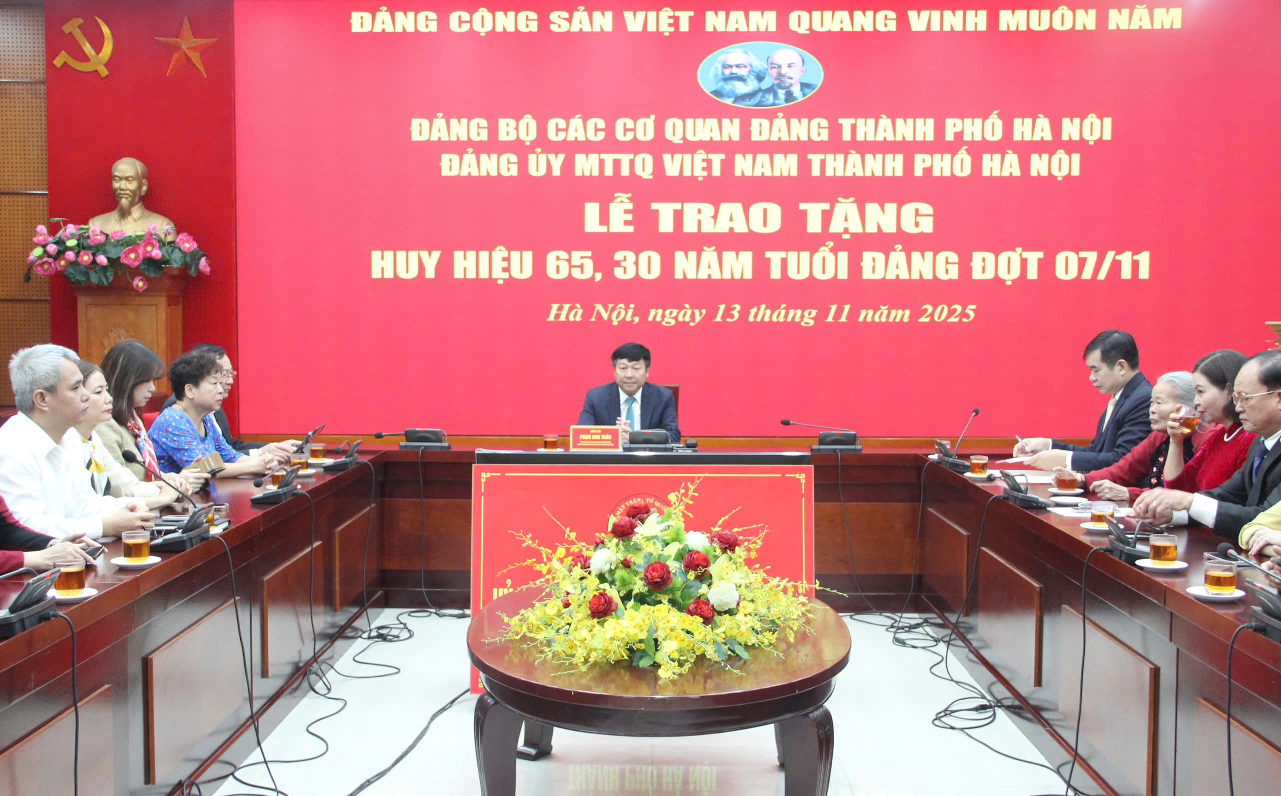 Trao tặng Huy hiệu 65, 30 năm tuổi Đảng cho các đảng viên Trao tặng Huy hiệu 65, 30 năm tuổi Đảng cho các đảng viên