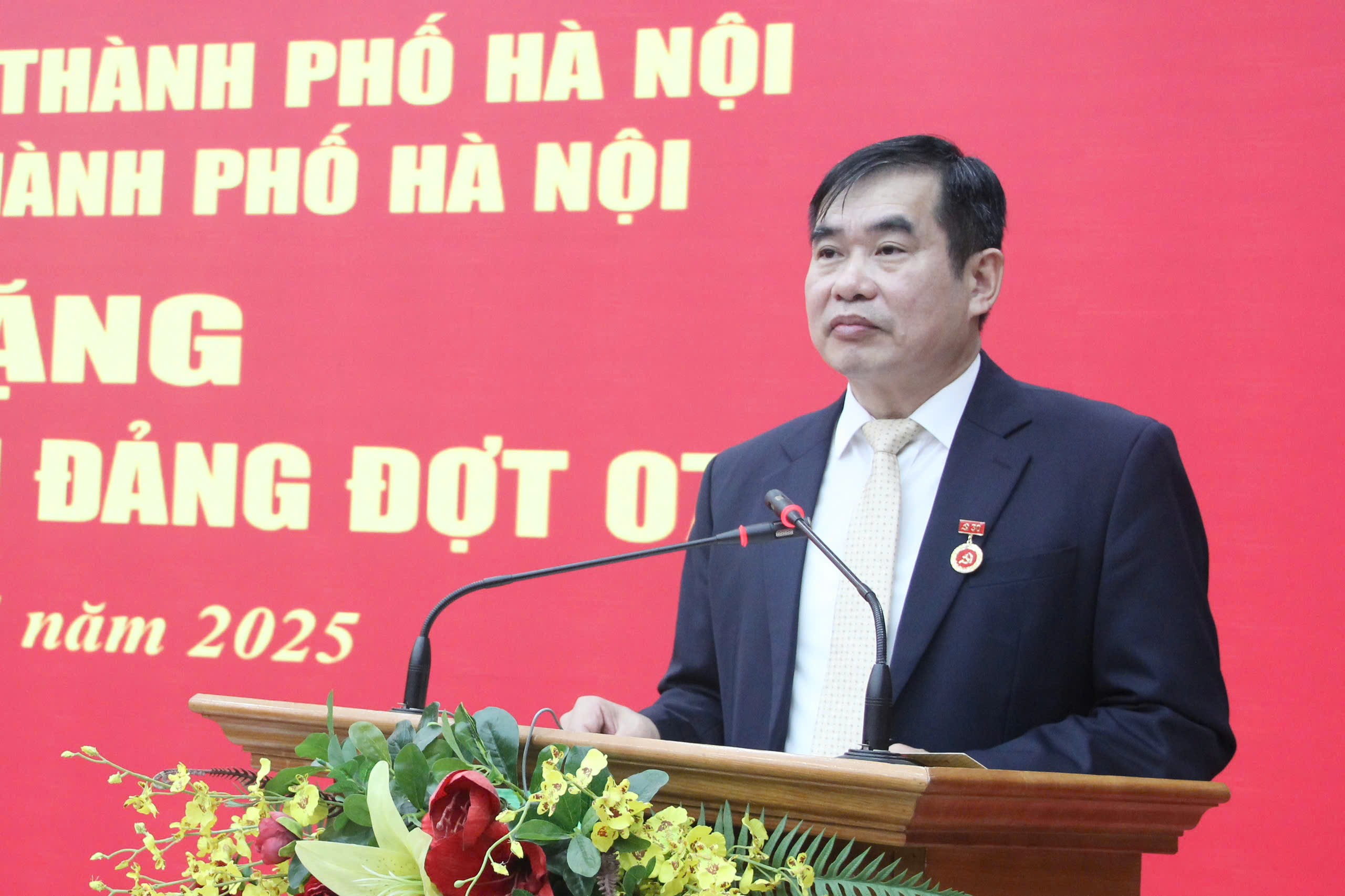 Trao tặng Huy hiệu 65, 30 năm tuổi Đảng cho các đảng viên Trao tặng Huy hiệu 65, 30 năm tuổi Đảng cho các đảng viên