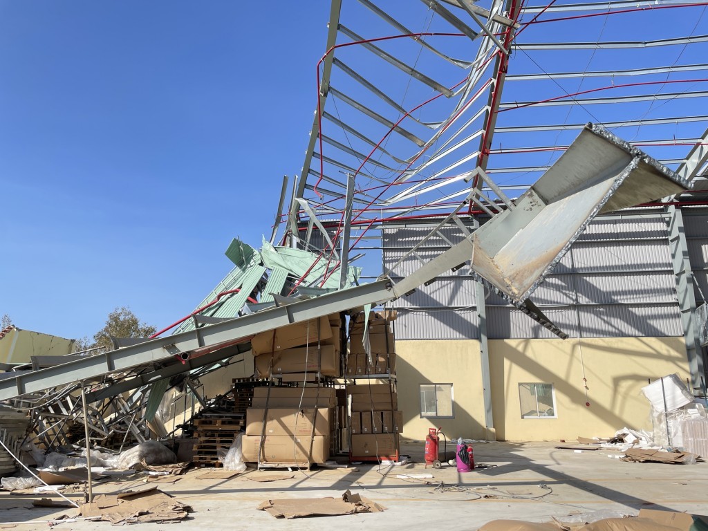 Khu Kinh tế Nhơn Hội chịu thiệt hại nghiêm trọng với hàng trăm nhà xưởng bị sập hoặc tốc mái, nguyên liệu sản xuất và sản phẩm hoàn thiện bị hư hỏng - Ảnh: VGP/Nhật Bắc