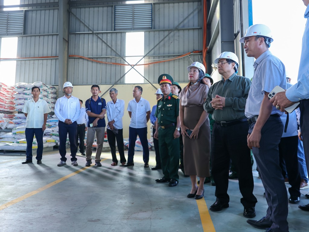 Thủ tướng Phạm Minh Chính đã tới thăm Công ty thức ăn chăn nuôi FAGO miền Trung tại Khu Kinh tế Nhơn Hội - Ảnh: VGP/Nhật Bắc