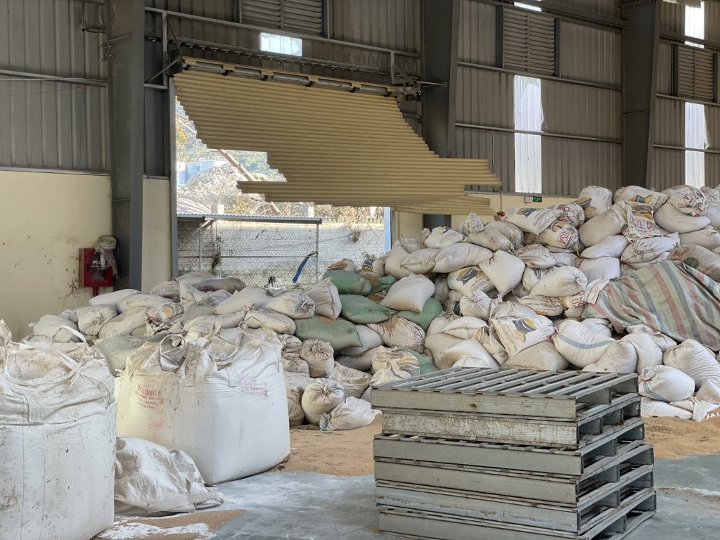 Kho nguyên vật liệu, sản phẩm của Công ty thức ăn chăn nuôi FAGO miền Trung bị ướt, hư hại hơn 40% - Ảnh: VGP/Nhật Bắc