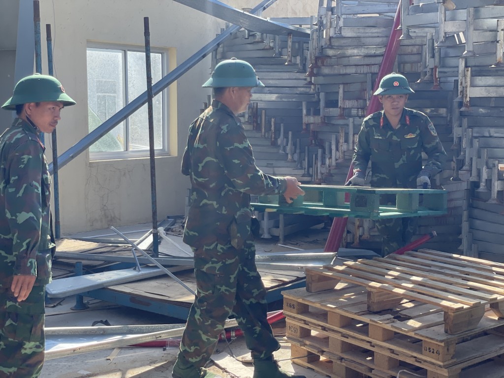 Các lực lượng, đặc biệt là lực lượng Quân đội đã tham gia hỗ trợ dọn dẹp, khắc phục thiệt hại tại Khu Kinh tế Nhơn Hội - Ảnh: VGP/Nhật Bắc