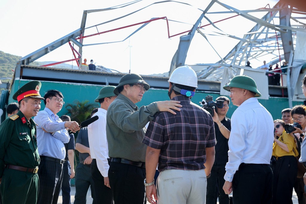 Thay mặt lãnh đạo Đảng, Nhà nước, Thủ tướng Phạm Minh Chính bày tỏ chia sẻ với người dân, doanh nghiệp, cấp ủy, chính quyền các địa phương bị thiệt hại do mưa lũ - Ảnh: VGP/Nhật Bắc