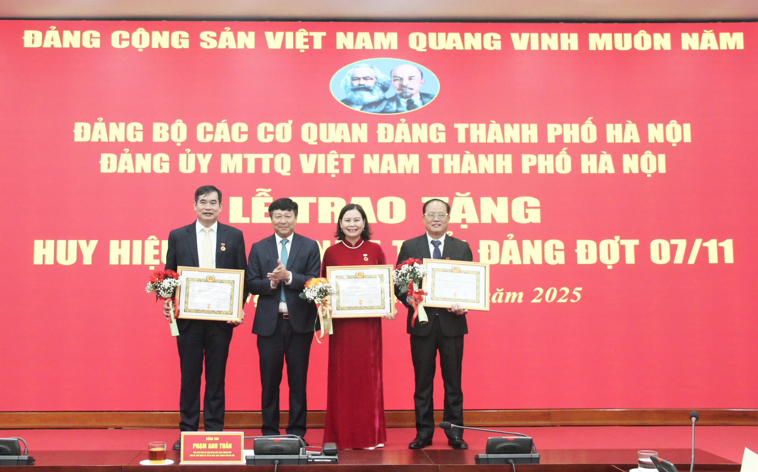 Phó Chủ tịch Uỷ ban MTTQ Việt Nam thành phố Hà Nội Phạm Anh Tuấn trao Huy hiệu Đảng tặng các đảng viên Phó Chủ tịch Uỷ ban MTTQ Việt Nam thành phố Hà Nội Phạm Anh Tuấn trao Huy hiệu Đảng tặng các đảng viên