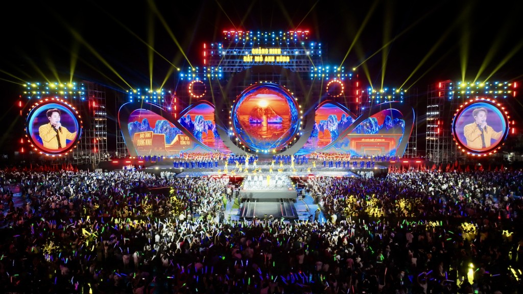 Sân khấu Concert “Quảng Ninh - Đất mỏ anh hùng” được thiết kế với chiều dài 125 m, rộng 65 m, tiếp tục là sân khấu có quy mô lớn bậc nhất trong số các chương trình nghệ thuật do tỉnh Quảng Ninh tổ chức.