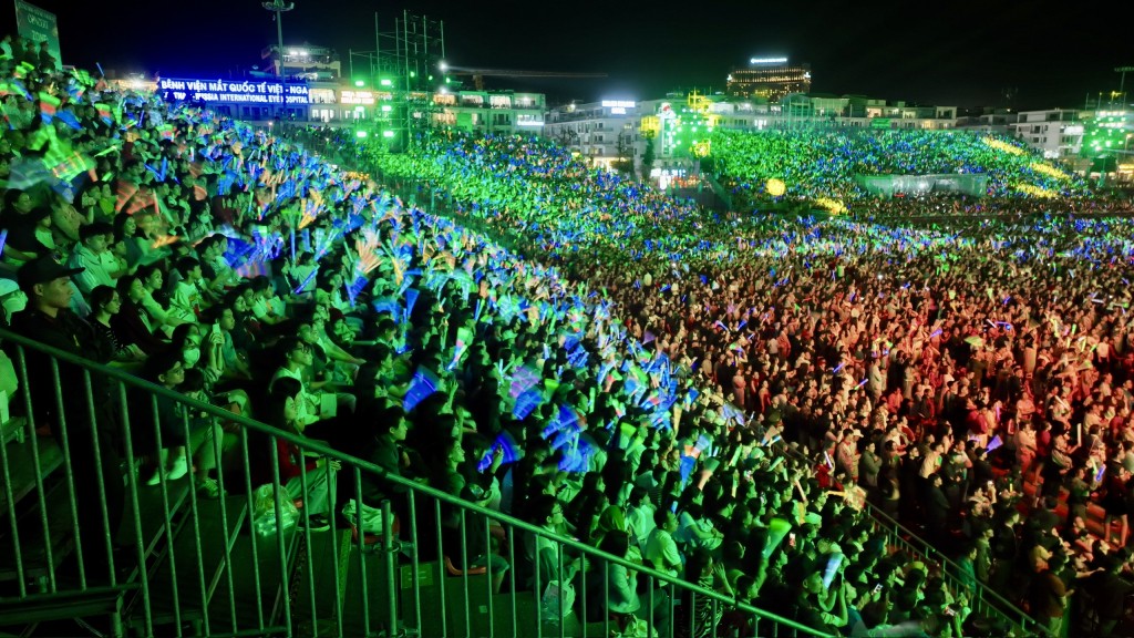 Hàng vạn khán giả hết mình cổ vũ cho các ca sĩ, nghệ sĩ biểu diễn trên sân khấu với lightstick đã tạo nên một đại nhạc hội có ấn tượng thị giác tuyệt vời.